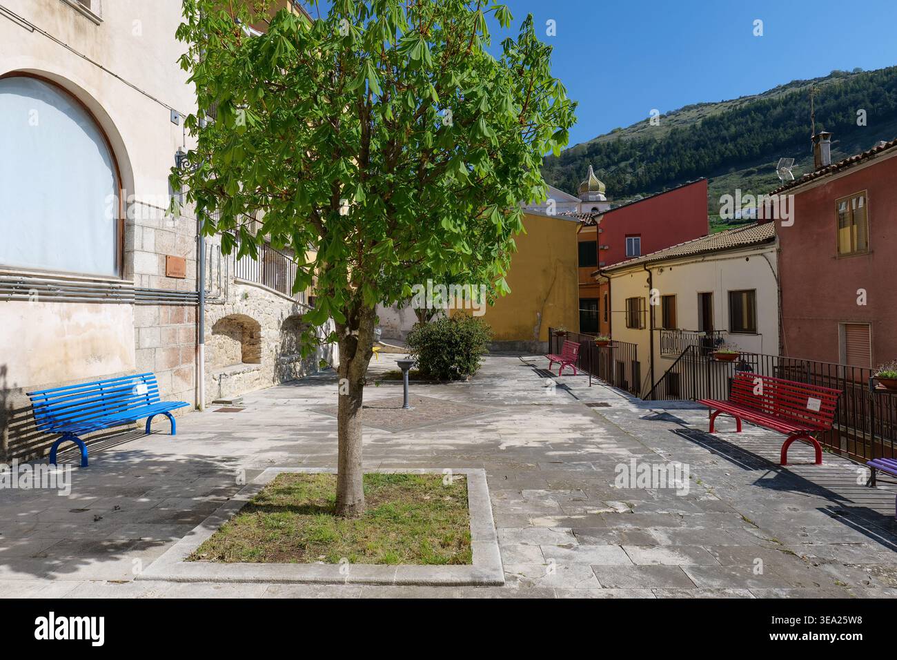 Una strada tra vecchi edifici in un centro storico in Molise, Italia. Foto Stock
