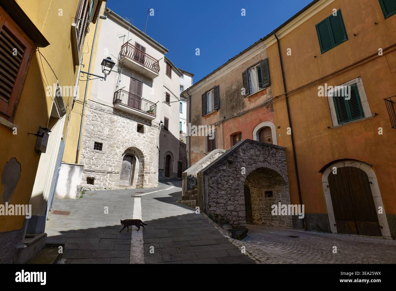 Una strada tra vecchi edifici in un centro storico in Molise, Italia. Foto Stock