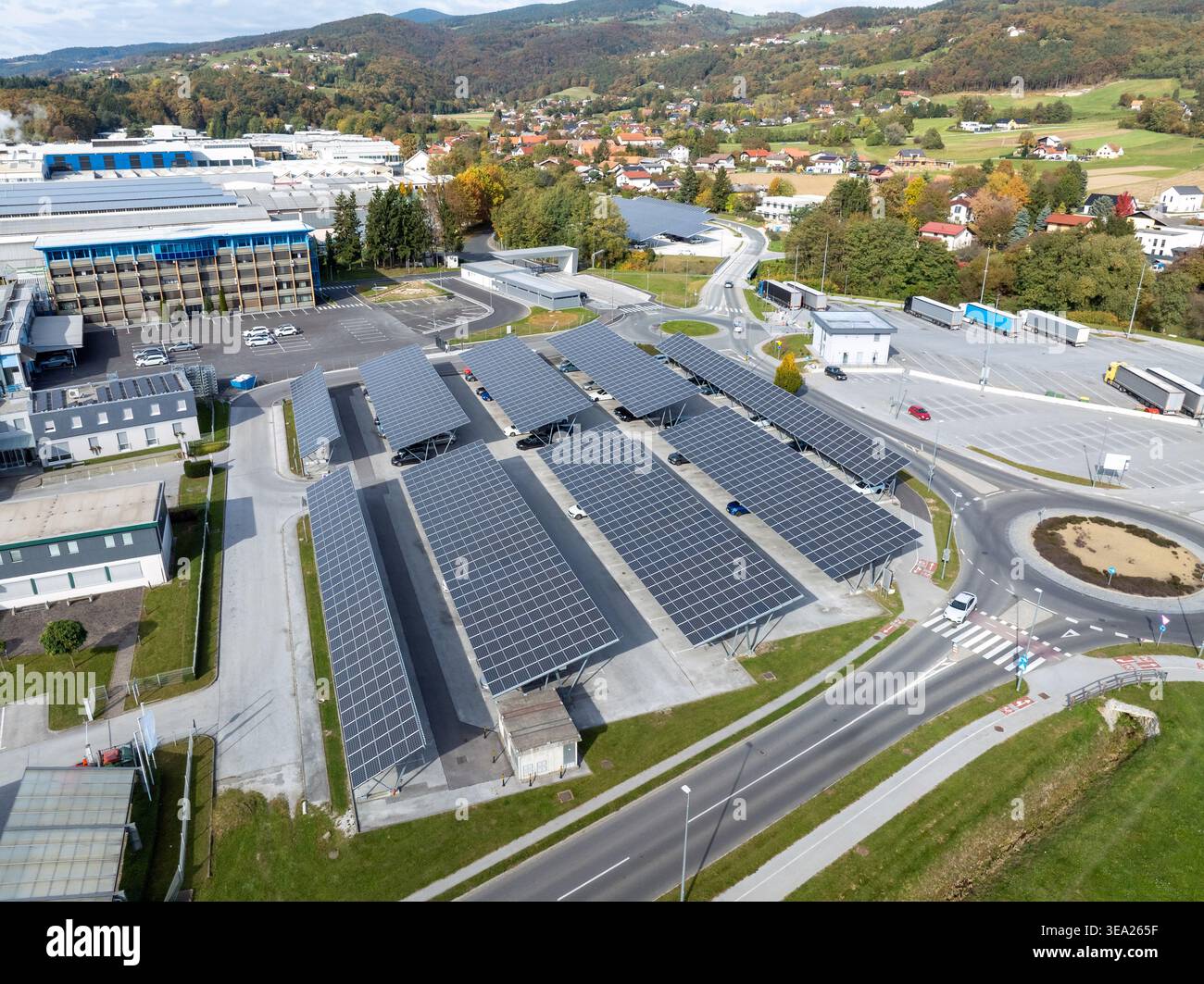 Un parcheggio dispone di tettoie a pannelli solari che forniscono ombra alle auto parcheggiate e producono energia rinnovabile in un'area urbana. Foto Stock