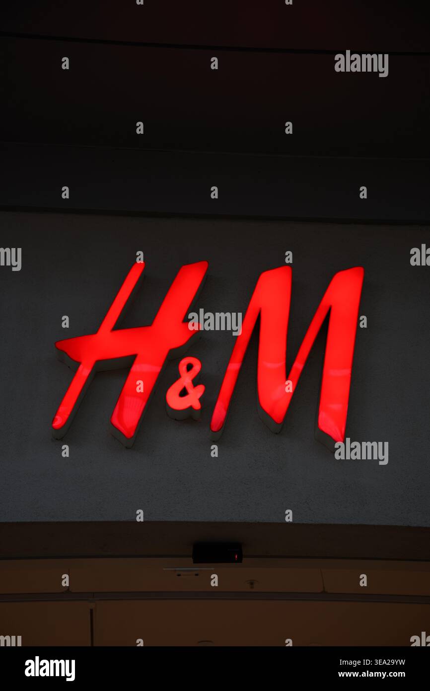 Tacchino, Trabzon 6.8.2025, logo HM illuminato sulla facciata del centro commerciale. Illustrazione editoriale, multinazionale dell'abbigliamento, industria fast fashion, commercio al dettaglio, concetto di consumismo, shopping Foto Stock