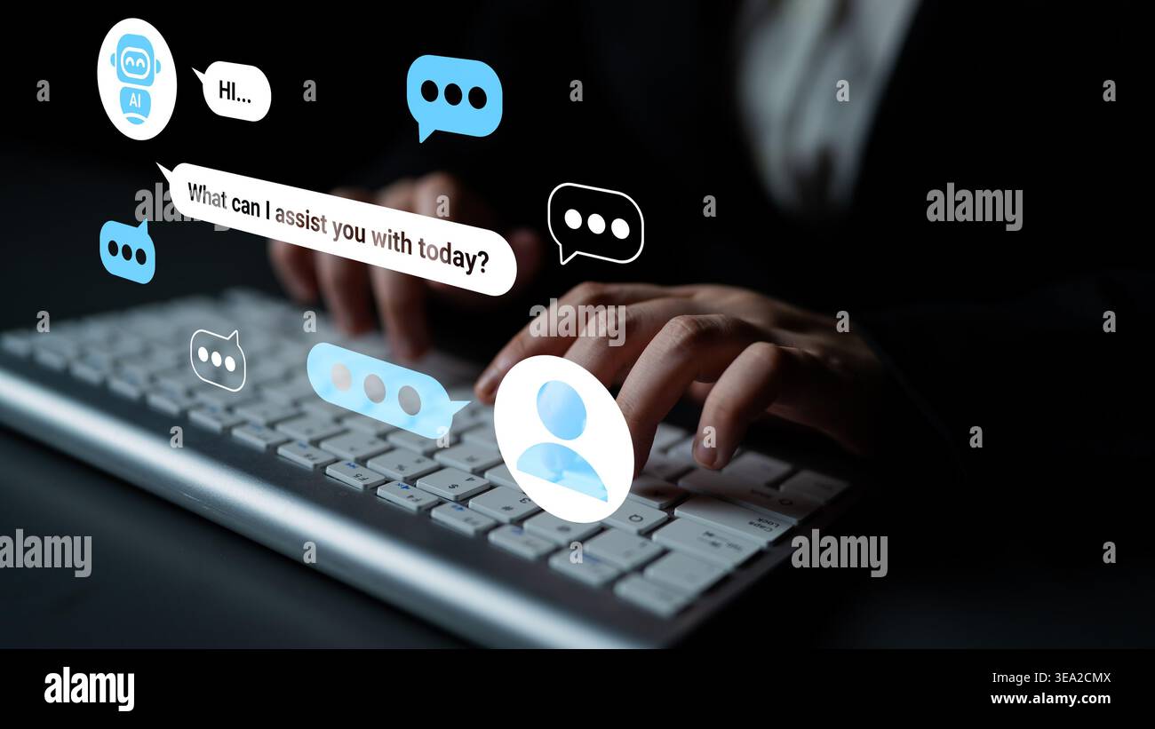 Vista ravvicinata della digitazione manuale su una tastiera con bolle di chat fluttuanti, che illustrano la comunicazione digitale e l'assistenza clienti moderna in una tecnologia Foto Stock