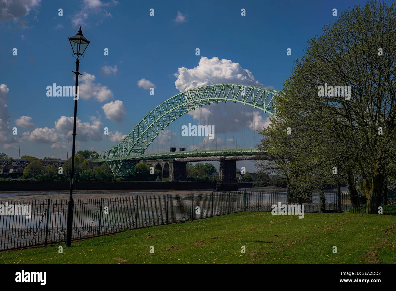 Silver Jubilee Bridge, Widnes lunedì 20 aprile 2026. Foto di James Giblin (foto di Alamy Stock) Foto Stock