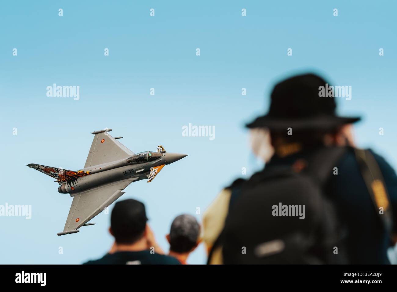GIJON, SPAGNA - 27 LUGLIO 2025: Un caccia caccia Eurofighter Typhoon dell'Aeronautica militare spagnola esegue una manovra ad alta velocità al Gijon Airshow nelle Asturie, Spa Foto Stock