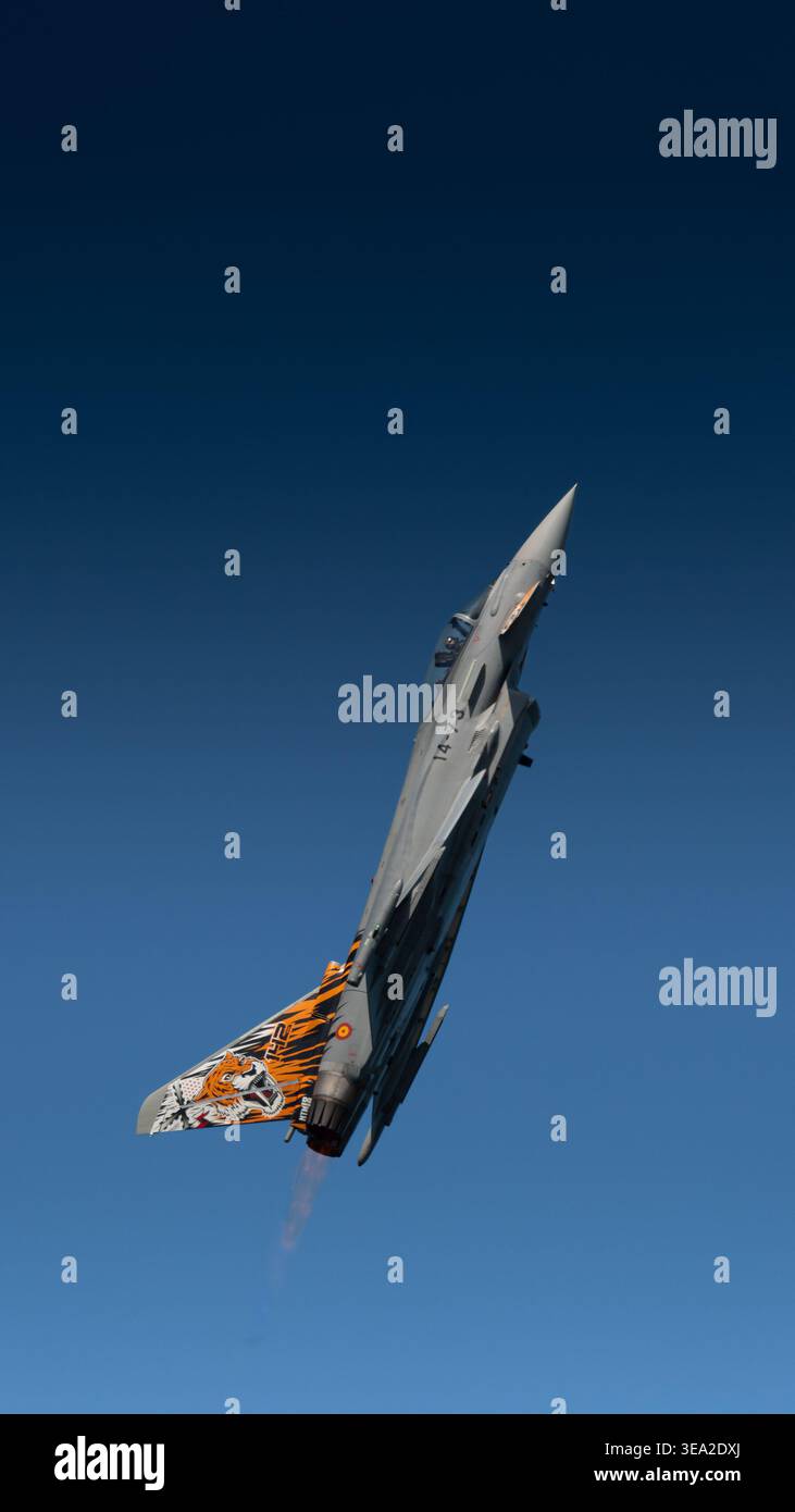 GIJON, SPAGNA - 27 LUGLIO 2025: Un caccia caccia Eurofighter Typhoon dell'Aeronautica militare spagnola esegue una manovra ad alta velocità al Gijon Airshow nelle Asturie, Spa Foto Stock