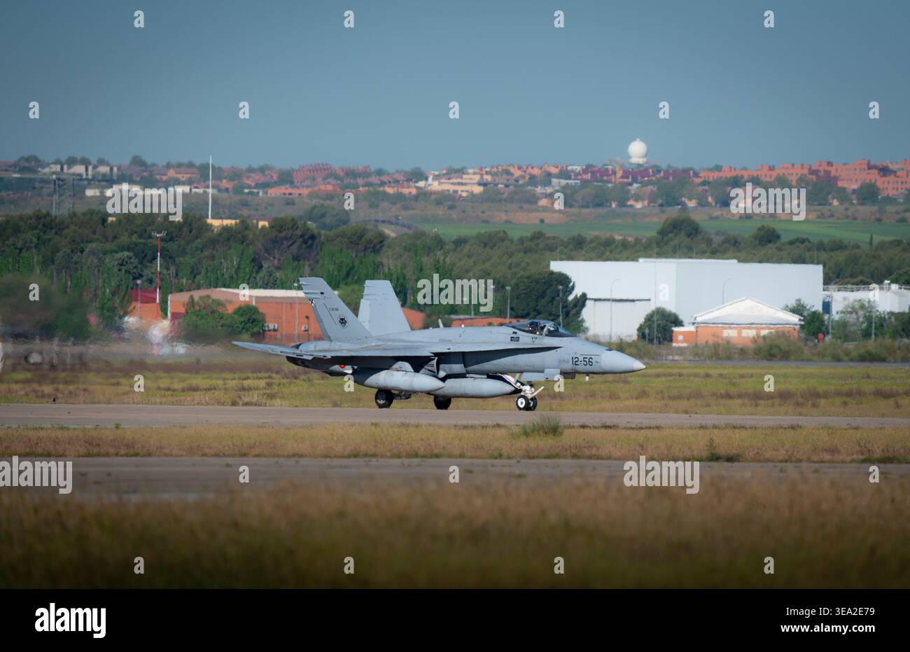 TORREJON DE ARDOZ, SPAGNA - 16 APRILE 2026: Avviamento del motore EF-18 dell'aeronautica militare spagnola e controlli pre-volo sulla linea di volo durante una visita di base. Foto Stock
