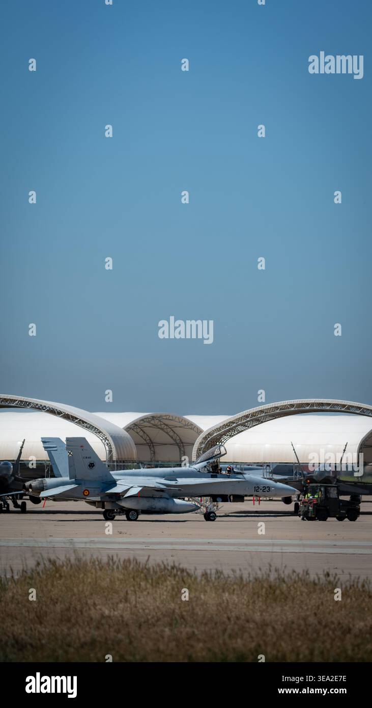 TORREJON DE ARDOZ, SPAGNA - 16 APRILE 2026: Avviamento del motore EF-18 dell'aeronautica militare spagnola e controlli pre-volo sulla linea di volo durante una visita di base. Foto Stock
