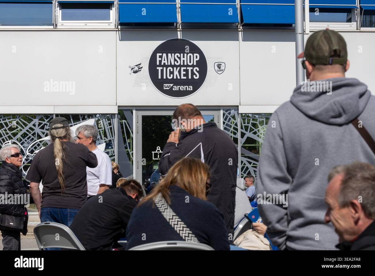 Adler Mannheim: Lunghe code al SAP Ticket Shop di Mannheim; alcuni tifosi aspettano ore per acquistare i biglietti per la serie di finali 2026 Foto Stock