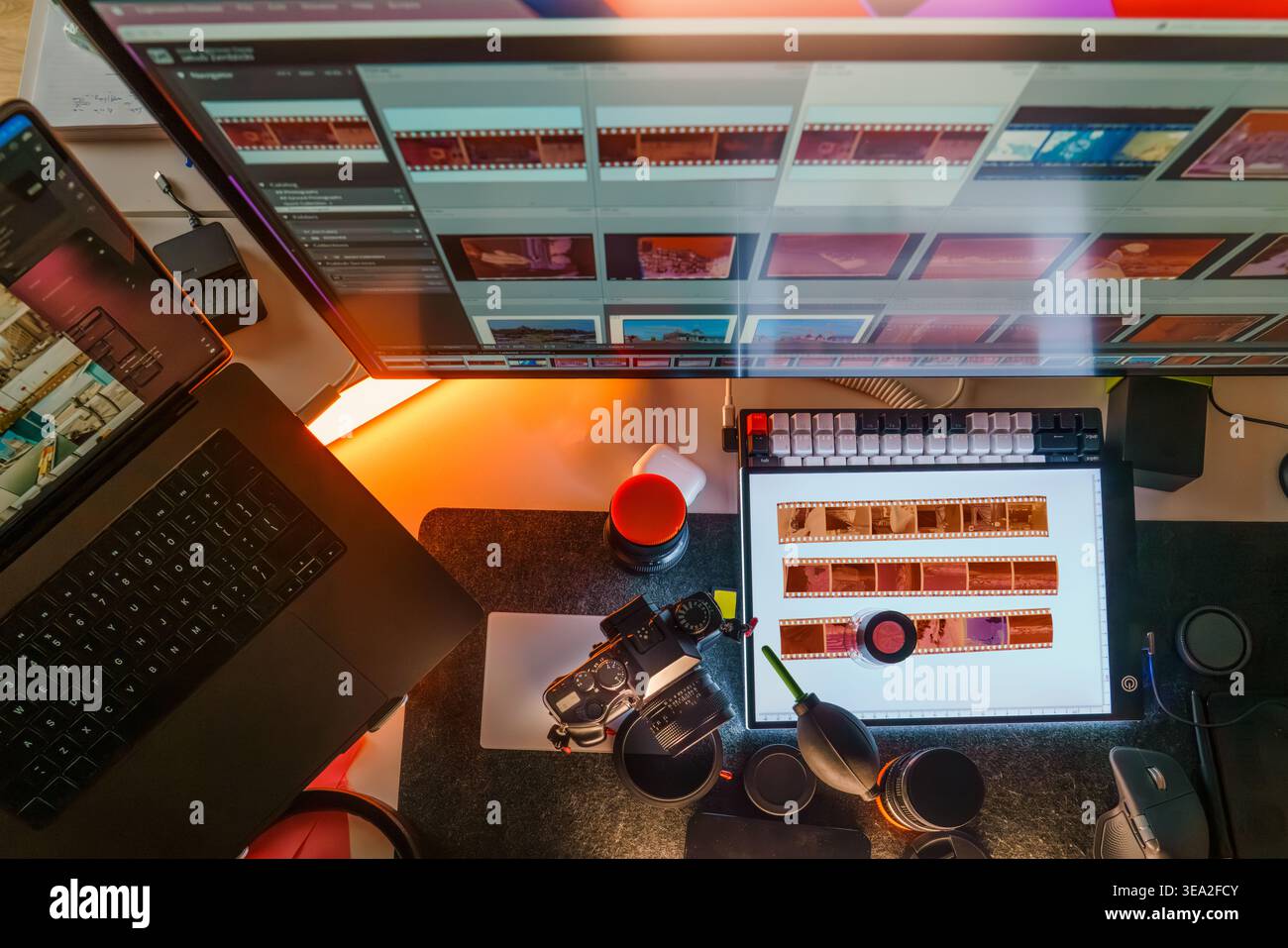 Monitor area di lavoro fotografo interfaccia software lightroom la pellicola striscia luminosa. Workstation professionale da studio con editing di foto digitali c Foto Stock
