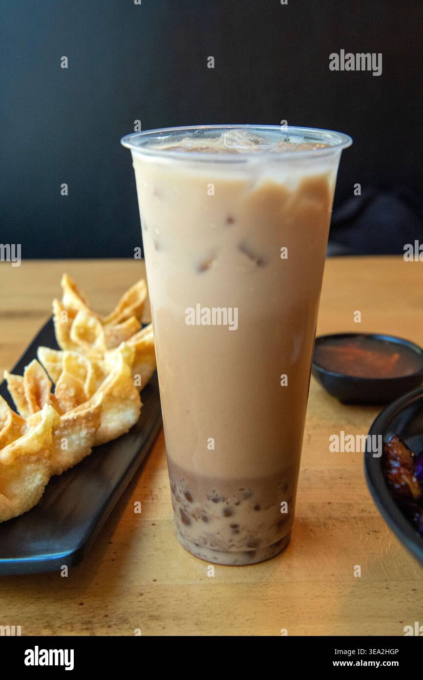 Tè al latte di zucchero di canna di Okinawa con boba di cristallo (centro) Dumpling World, Austin, Texas, 30 settembre 2024. (Foto di John Anderson) Foto Stock