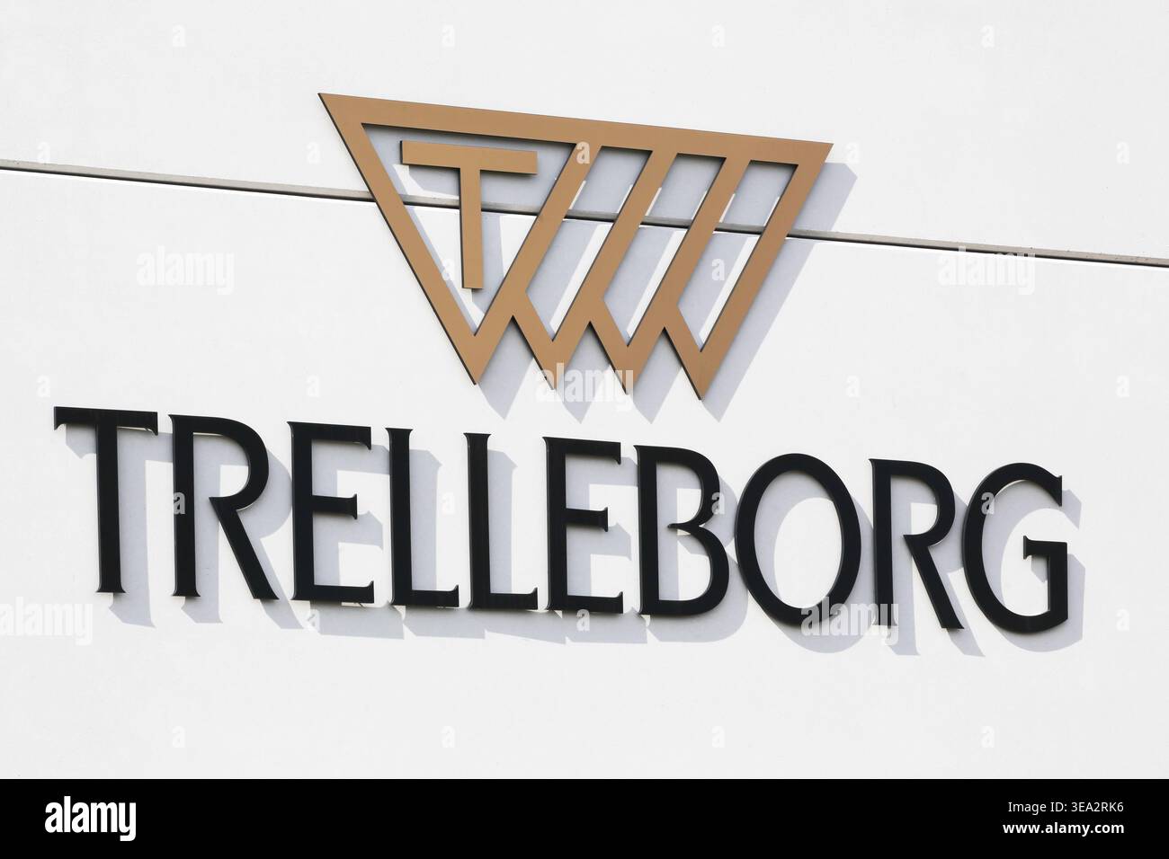 Aarhus, Danimarca - 18 aprile 2021: Logo Trelleborg su un muro. Trelleborg AB è un gruppo di ingegneria globale focalizzato sulla tecnologia dei polimeri Foto Stock