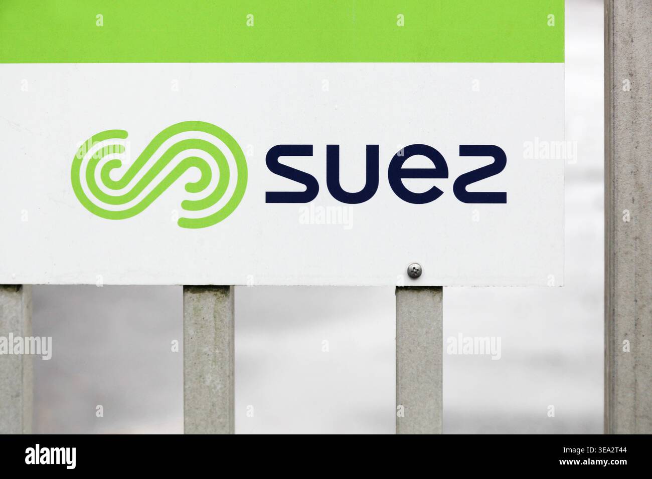 Regnié, Francia - 22 settembre 2024: Logo Suez su una recinzione. Suez SA è una società di servizi pubblici con sede in Francia che opera in gran parte nel trattamento delle acque Foto Stock
