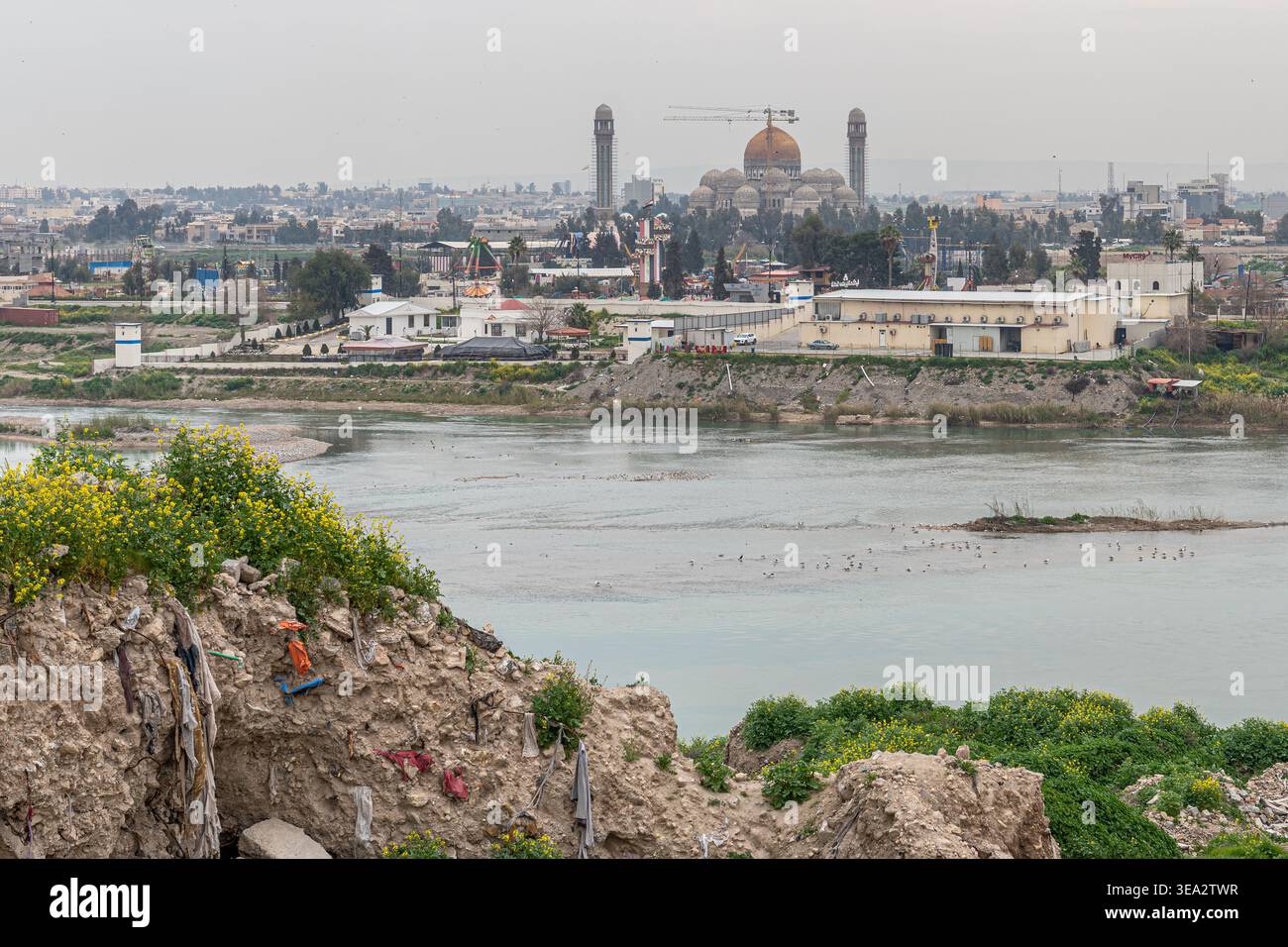 Vista dalla collina (città vecchia) sulla Mosul (città nuova), Iraq Foto Stock