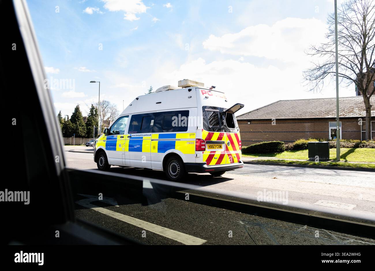Un furgone con telecamera di polizia per il rilevamento della velocità mobile posizionato in Leigh Road Eastleigh Hampshire Inghilterra. Vista dal sedile posteriore di un'auto di passaggio Foto Stock