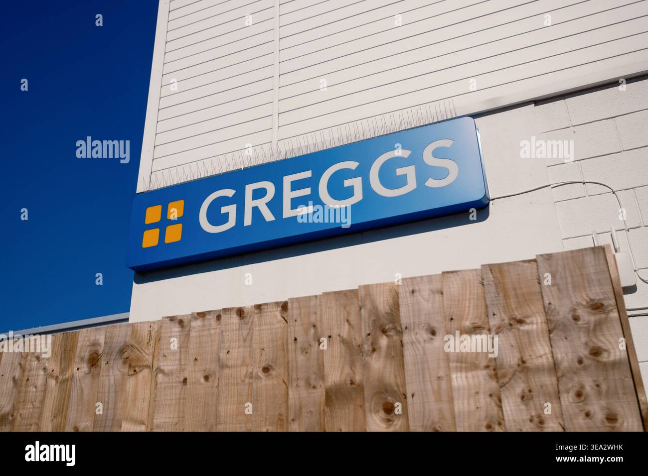 Greggs takeaway shop in Quartremaine Road Copnor Portsmouth, situato in una zona industriale molto trafficata Foto Stock