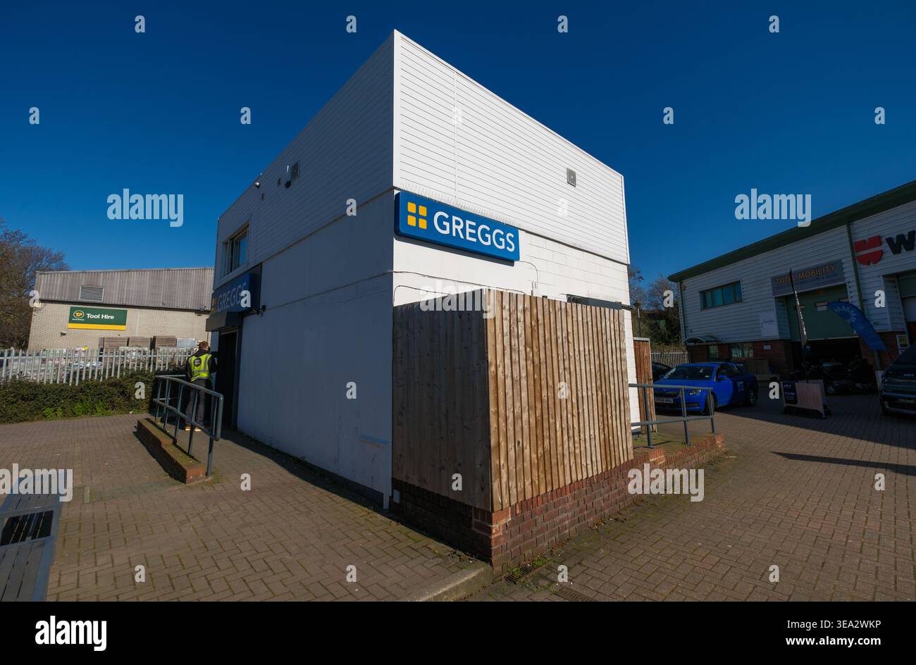 Greggs takeaway shop in Quartremaine Road Copnor Portsmouth, situato in una zona industriale molto trafficata Foto Stock