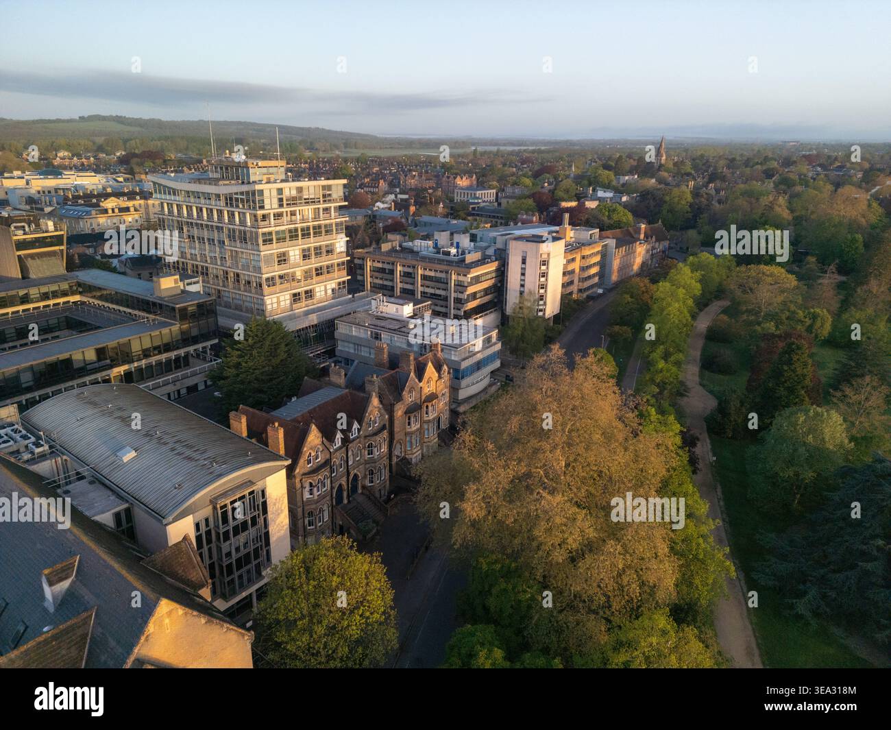 Vista aerea del Dipartimento di Ingegneria Scienza e materiali su Keble Road alla luce del mattino presto, Oxford, Inghilterra Foto Stock