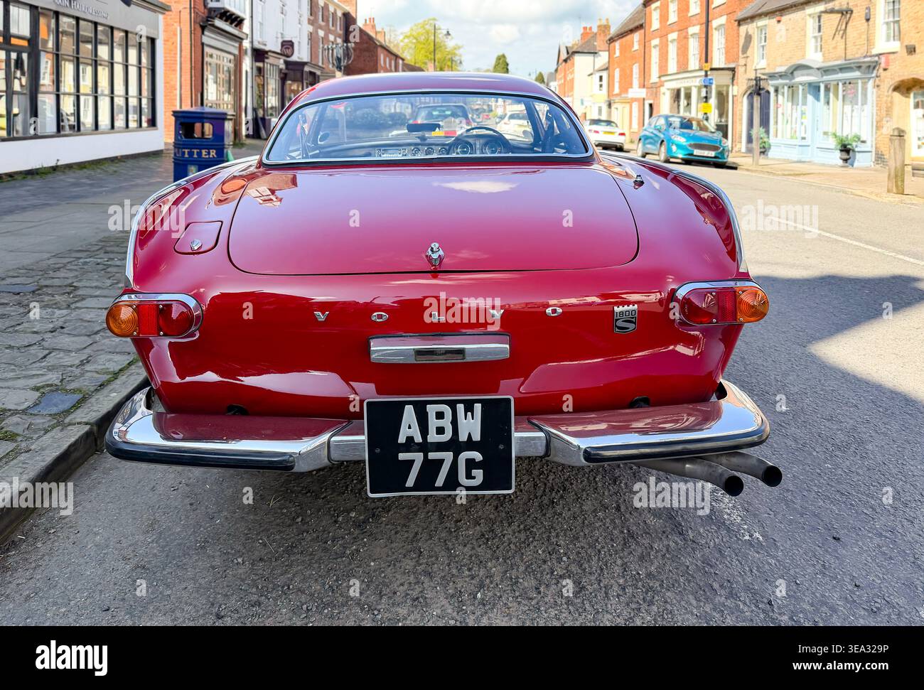 Vista posteriore di un'auto sportiva classica rossa Volvo 1800S vintage del 1969 parcheggiata su una strada britannica nel Regno Unito - Immagine stock catturata con smartphone