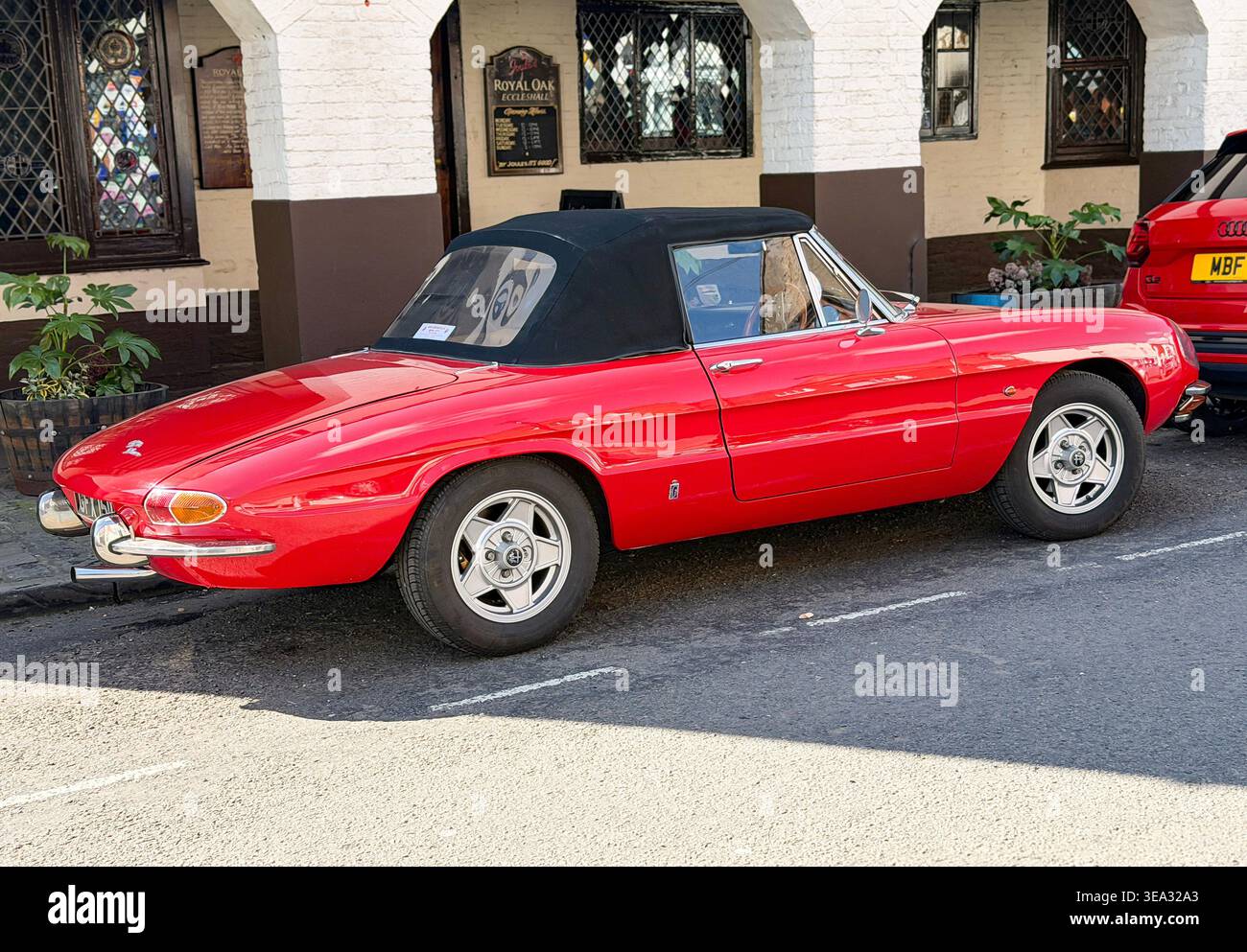 Alfa Romeo Spider Duetto rosso vintage anni '1960, auto decappottabile parcheggiata in una strada nel Regno Unito - Immagine stock catturata con smartphone