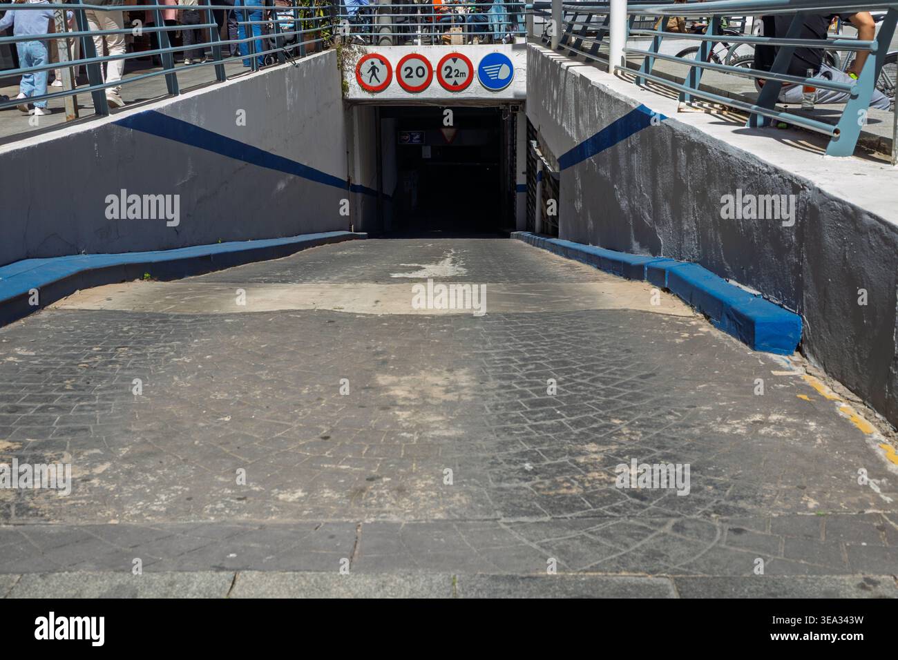 L'ingresso del garage consente l'accesso dei veicoli a una struttura sotterranea Foto Stock