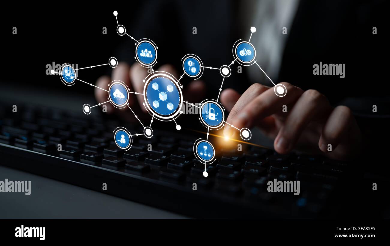Un'immagine concettuale che mostra la connettività digitale con icone tecnologiche sovrapposte su una tastiera, che rappresentano la gestione dei dati, la sicurezza e. Foto Stock