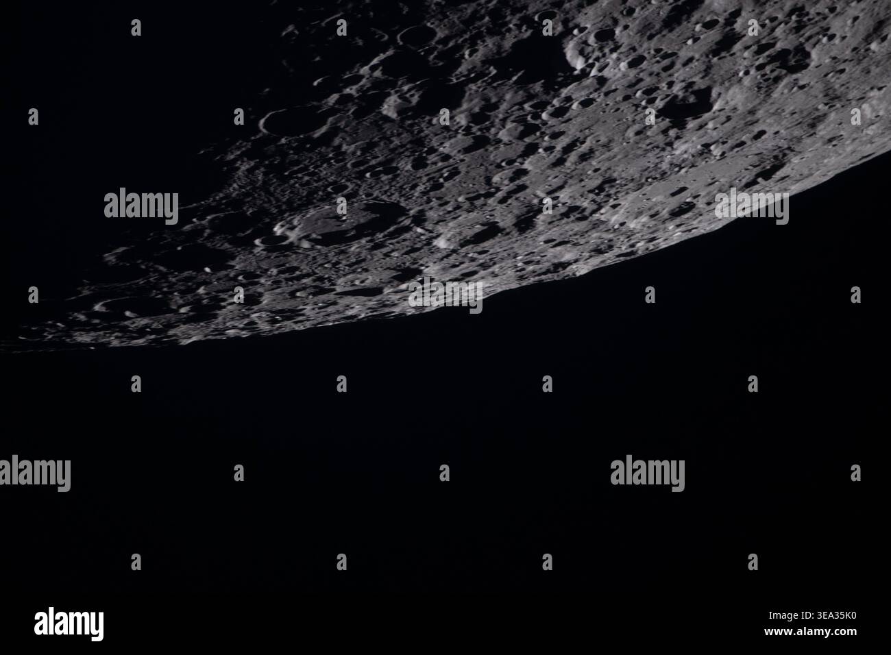 The Curve of the Moon art002e020904 (6 aprile 2026) – mentre l'equipaggio dell'Artemis II girava intorno alla Luna, durante uno dei periodi di osservazione, l'equipaggio catturò i dettagli del terreno lunare, mostrando i crateri aspri, i bacini profondi e la distesa nera dello spazio sottostante. Credito: NASA Foto Stock