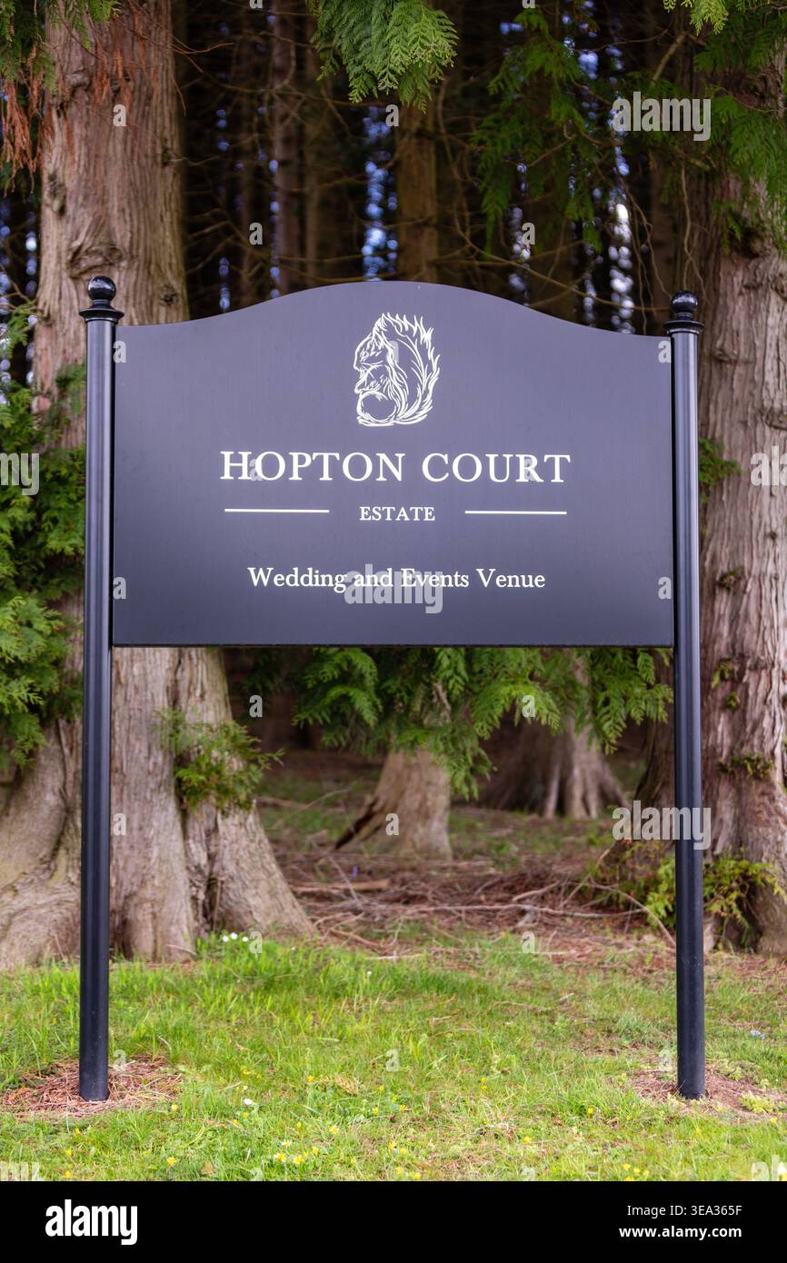 Primo piano del cartello d'ingresso formale per l'Hopton Court Estate, un luogo di prim'ordine per matrimoni ed eventi a Hopton wafers, Shropshire Foto Stock