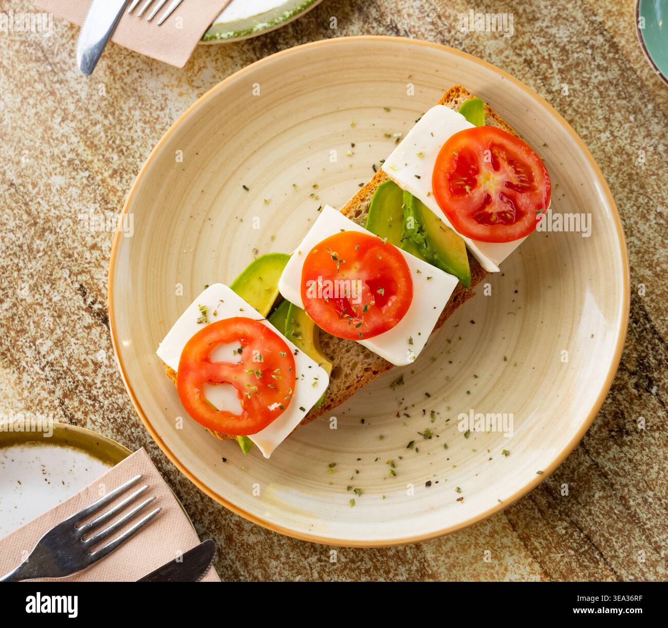 Panino a vista con pomodoro, avocado e formaggio Foto Stock