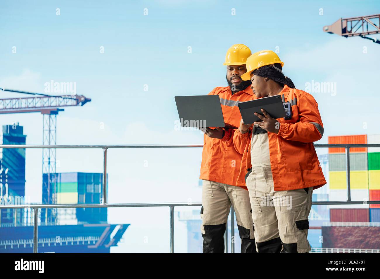 I dipendenti della piattaforma offshore monitorano le operazioni utilizzando laptop e tablet sul ponte della piattaforma petrolifera. Ingegneri di chiatte appaltatori che esaminano le operazioni energetiche sui carri di perforazione utilizzando dispositivi Foto Stock