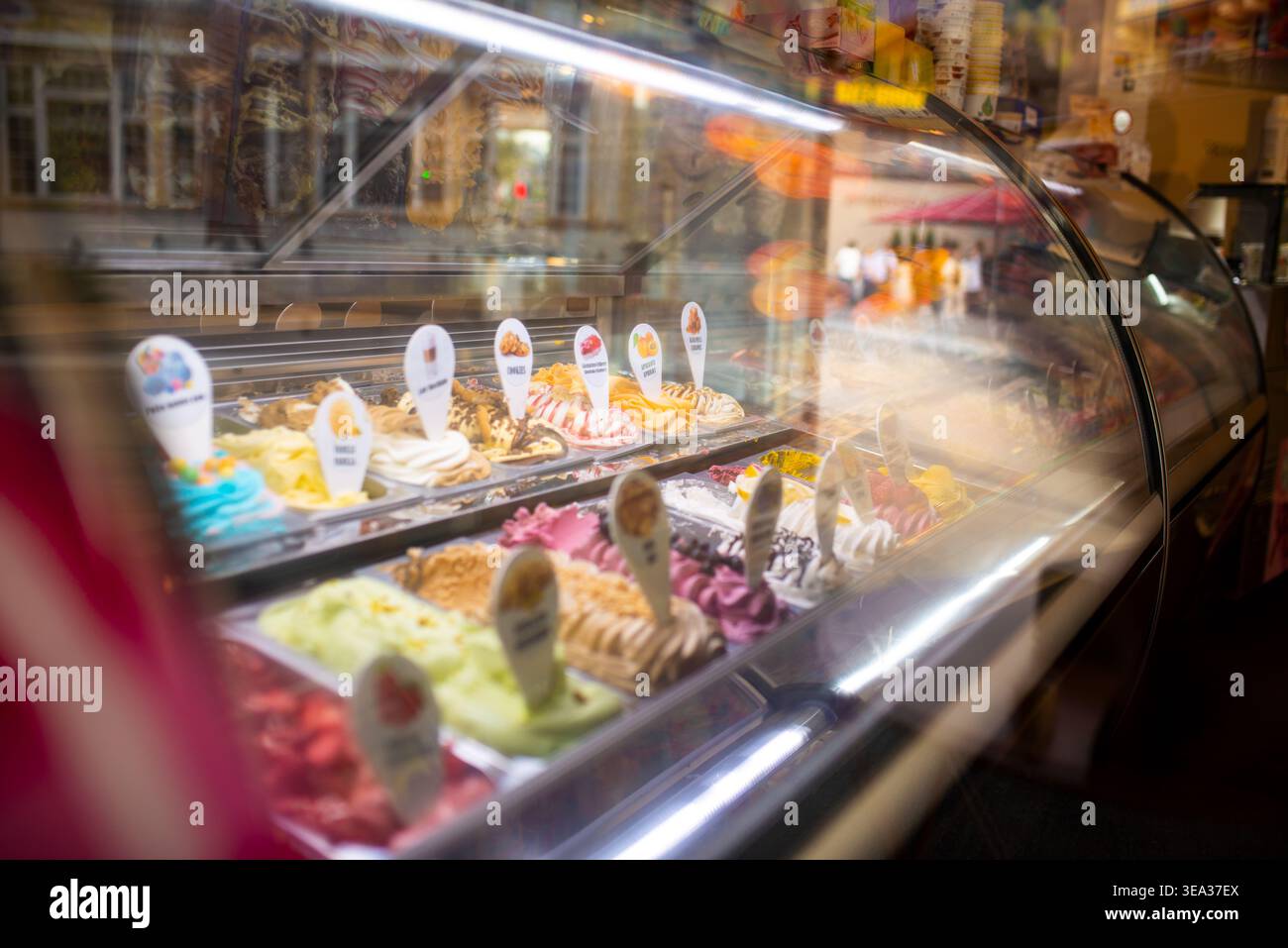 Vetrina per gelati, bancone e tanti dolci Foto Stock