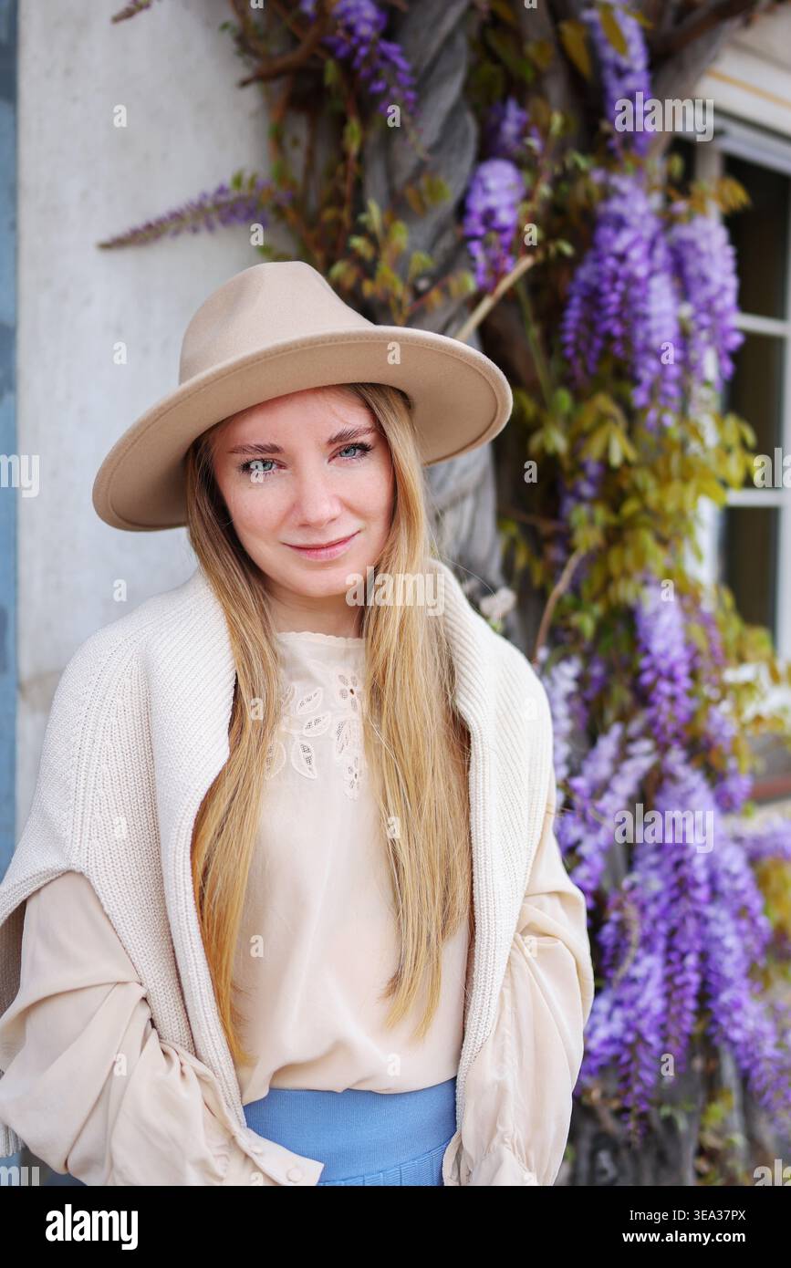ritratto femminile con fiori di glicine, atmosfera di stagione e ispirazione per i viaggi. Foto Stock