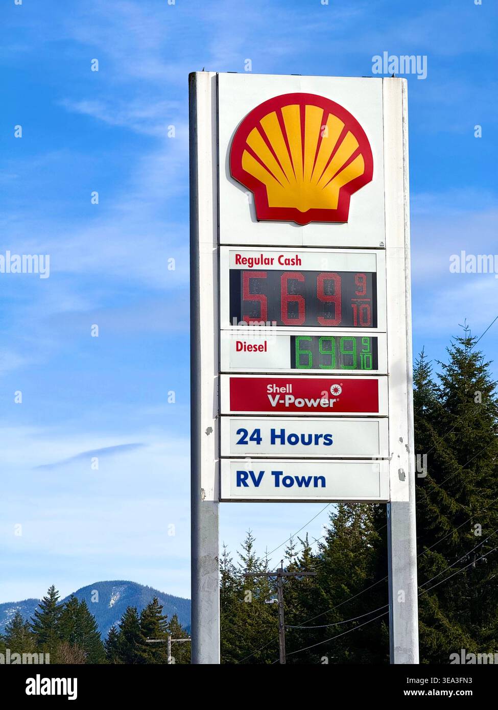 Easton, Washington, Stati Uniti d'America - 18 aprile 2026: Pompa di benzina Shell che mostra i prezzi del carburante per il diesel e la benzina normale in una stazione a Easton. - Immagine stock catturata con smartphone