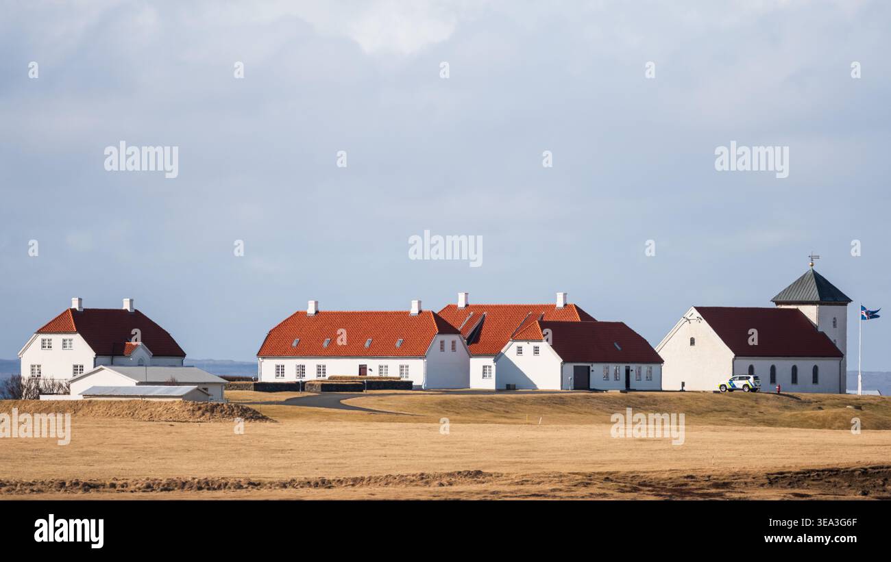 Bessastaðir, la residenza ufficiale del presidente islandese, visto da un'insolita angolazione laterale su Álftanes sotto un vasto cielo primaverile. Foto Stock