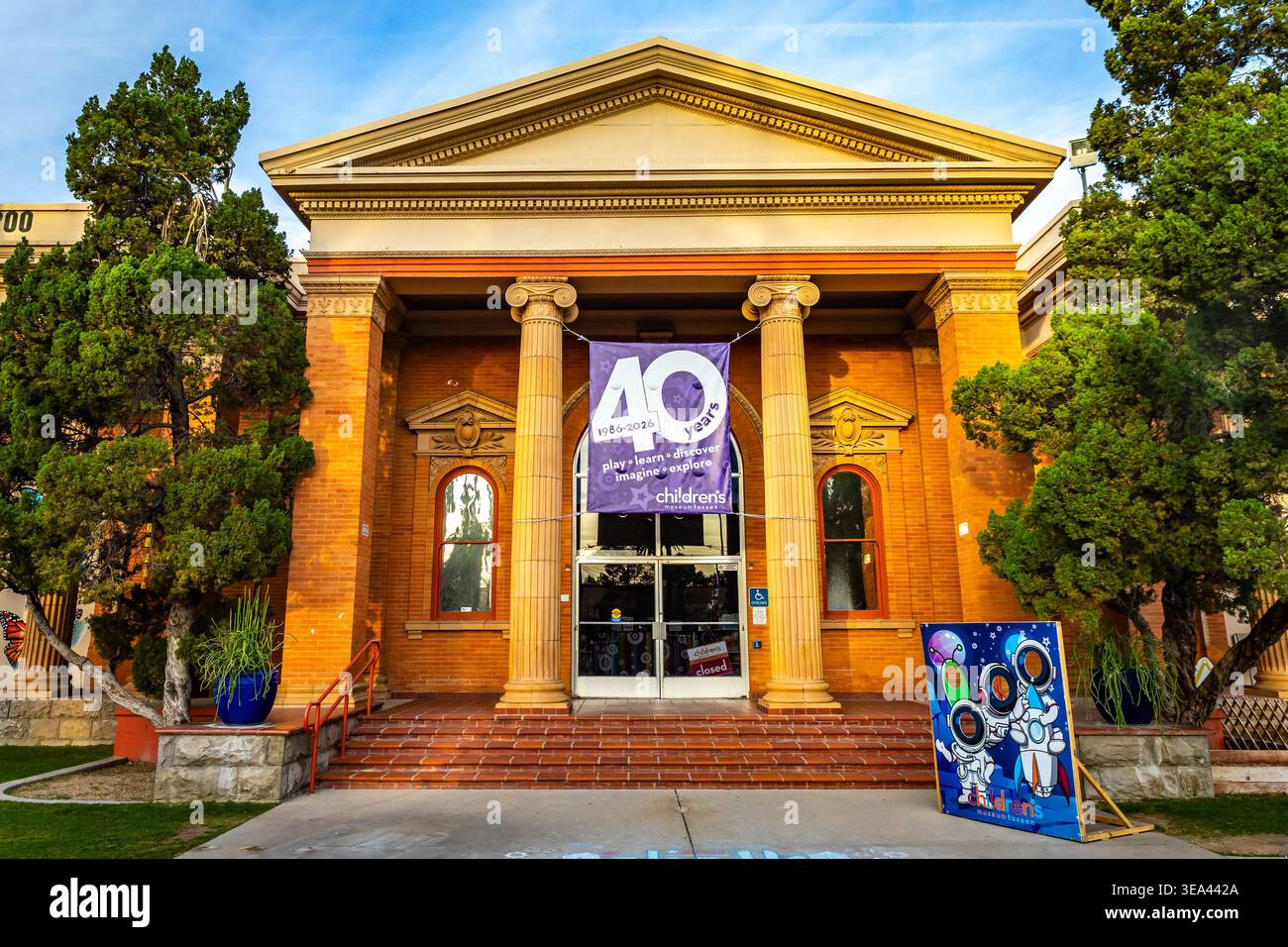 Tucson, Arizona, USA - 15 febbraio 2026: Vista esterna dell'edificio del museo per bambini che mostra l'istituto educativo di Tucson, Arizona Foto Stock