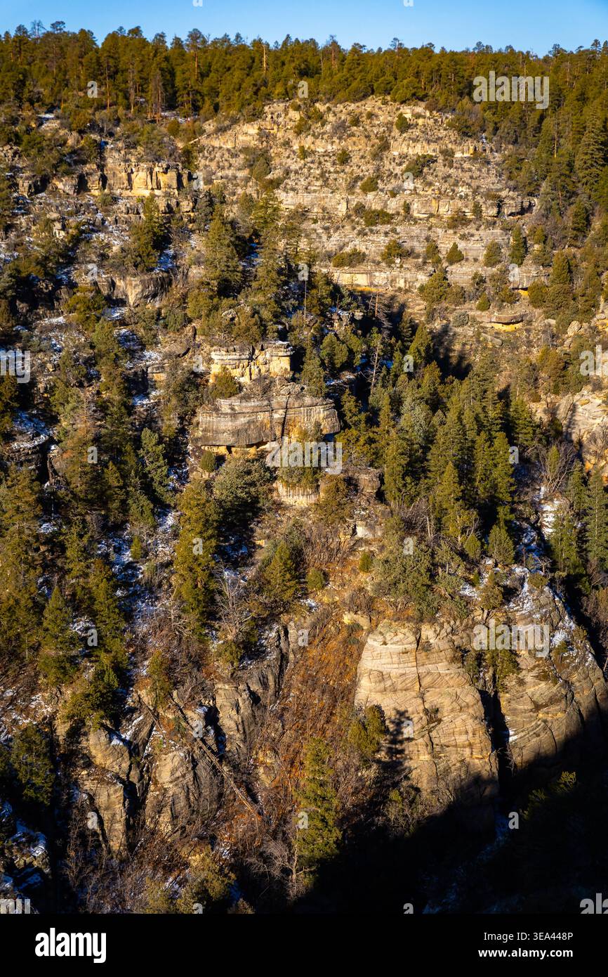 Il panorama aereo mostra il paesaggio del Walnut Canyon ricoperto di neve sotto la luce del sole in Arizona Foto Stock