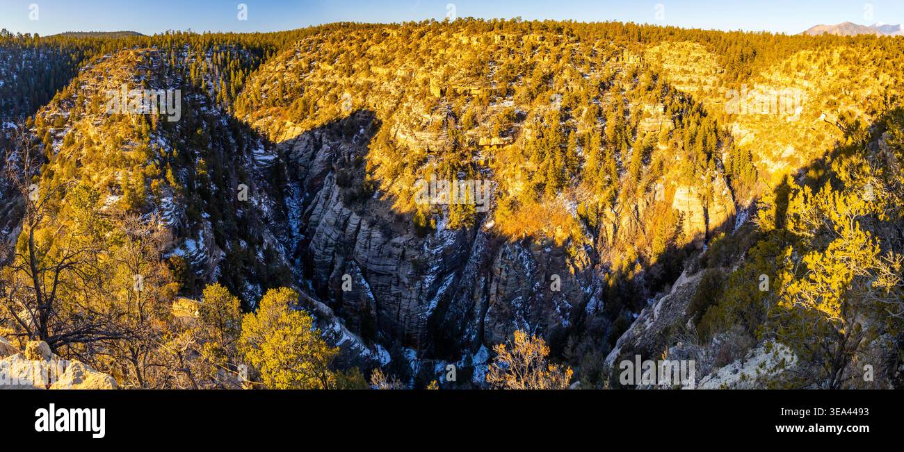 Il panorama aereo mostra il paesaggio del Walnut Canyon ricoperto di neve sotto la luce del sole in Arizona Foto Stock