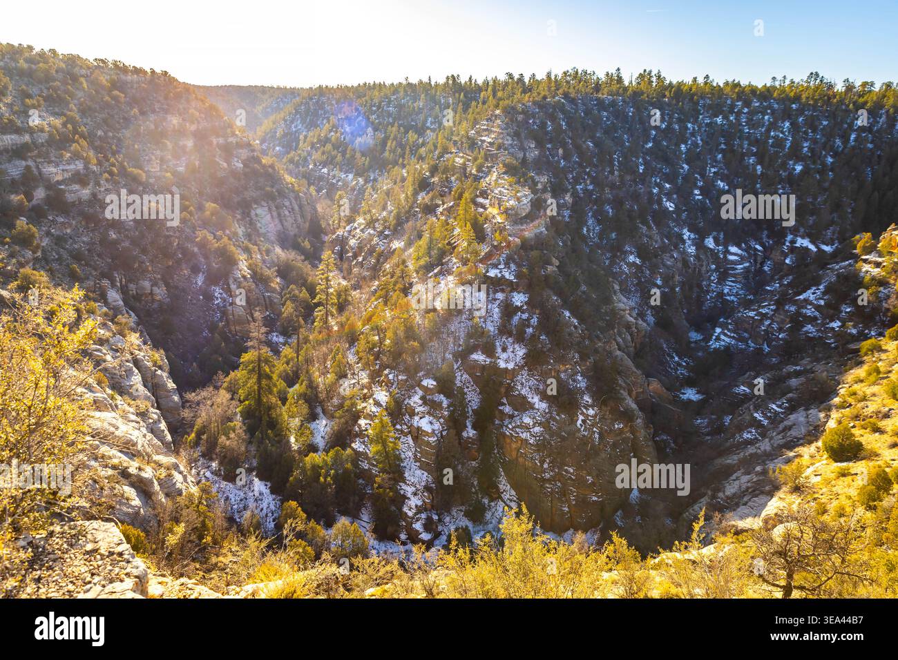 Il panorama aereo mostra il paesaggio del Walnut Canyon ricoperto di neve sotto la luce del sole in Arizona Foto Stock