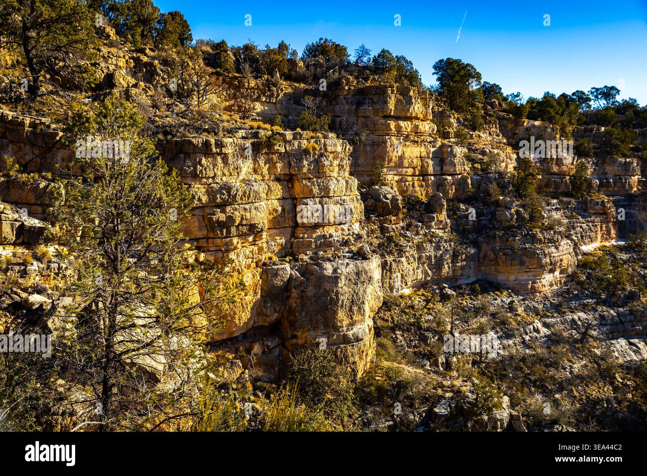 Il panorama aereo mostra il paesaggio del Walnut Canyon ricoperto di neve sotto la luce del sole in Arizona Foto Stock
