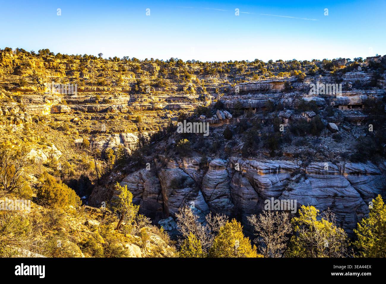 Il panorama aereo mostra il paesaggio del Walnut Canyon ricoperto di neve sotto la luce del sole in Arizona Foto Stock