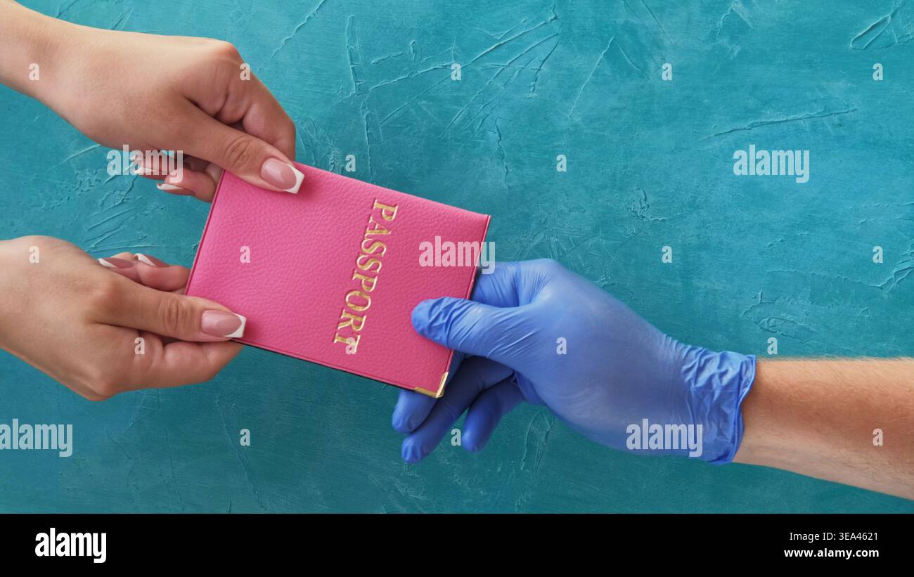 Controllo passaporti, igiene da viaggio, documento d'identità con guanti Foto Stock