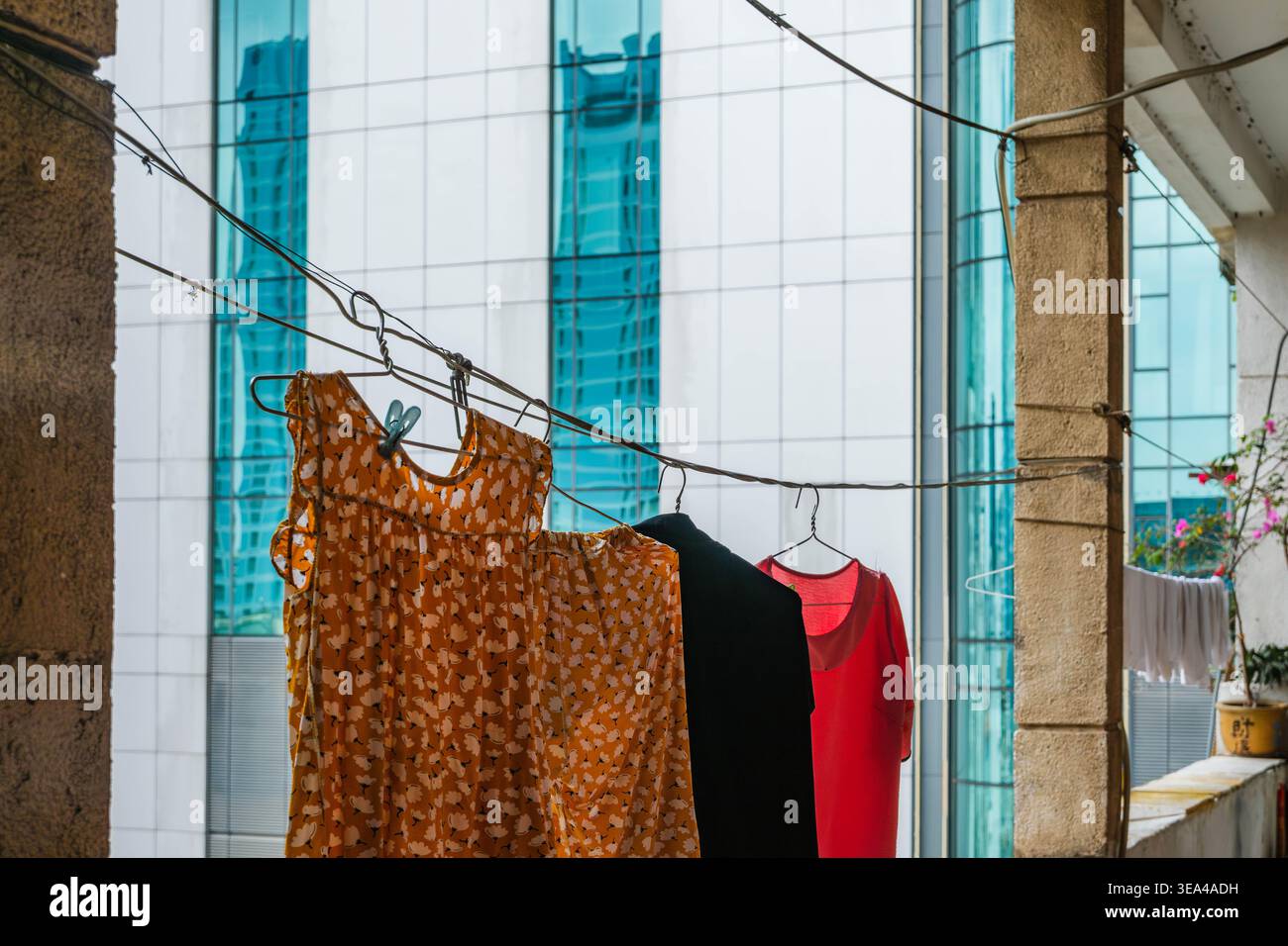 Asciugatura su un balcone con sfondo in vetro grattacielo Foto Stock