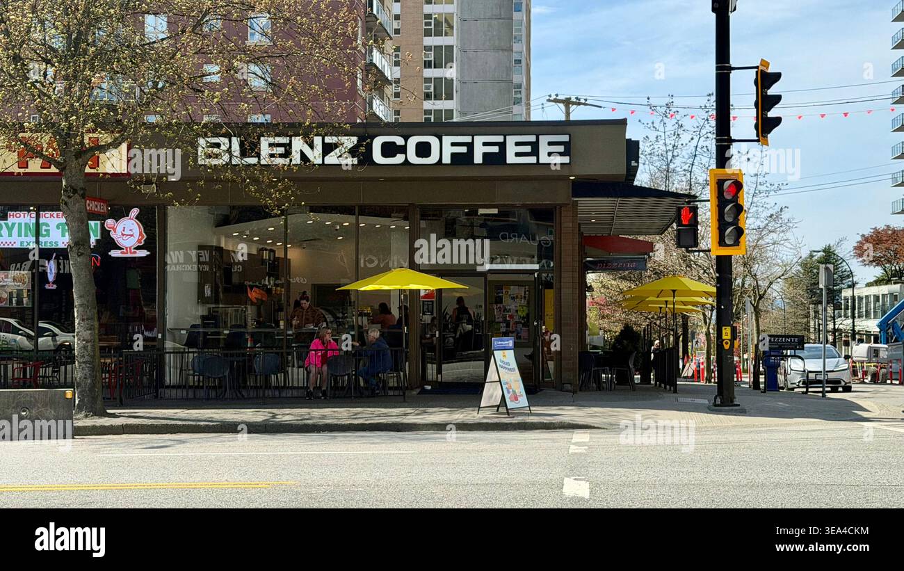Blenz Coffee Storefront in un angolo di strada soleggiata a North Vancouver, BC, Canada, con pedoni urbani e semafori, scelto il 21 aprile 2026. Foto Stock
