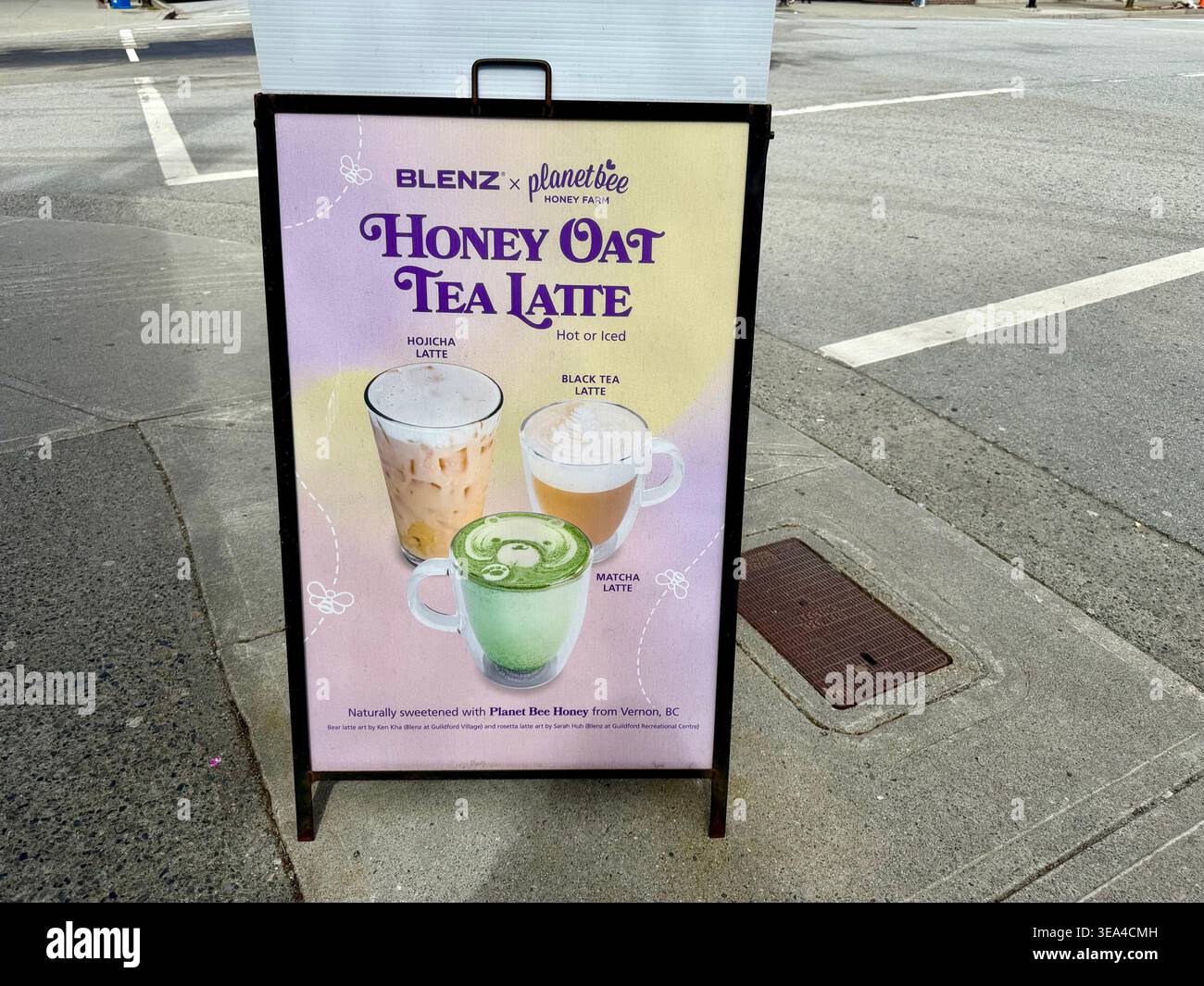 Panino per Blenz Coffee Honey OAT Tea latte a Vancouver, British Columbia. Pubblicità di bevande di stagione sul marciapiede della città. Presa il 21 aprile 2026. Foto Stock