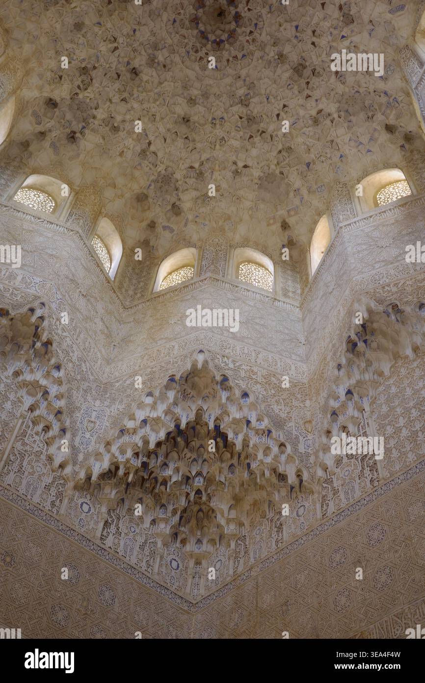Cupola celeste nasride con pendenti muqarnas, finestre in stucco trafilate e accenti blu, sala degli ambasciatori, Palazzo dell'Alhambra, Granada Foto Stock