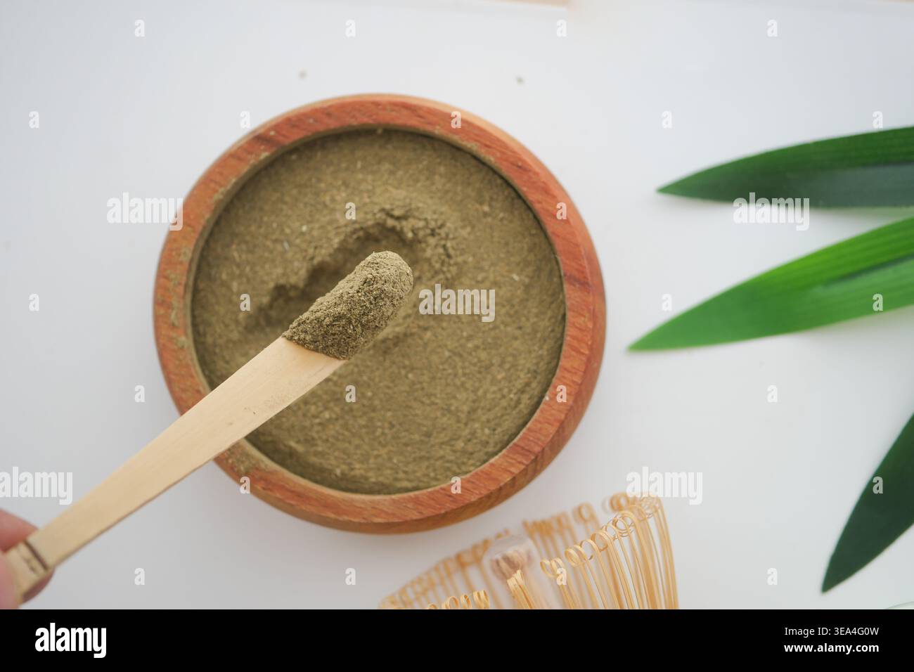 matcha in polvere in un recipiente di legno con un bastoncino Foto Stock