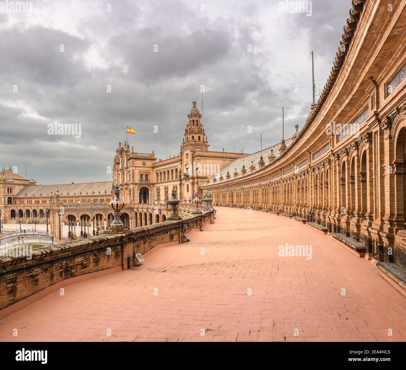 Siviglia, Andalusia, Spagna - 12 febbraio 2020: L'iconica Plaza de España che mostra i suoi unici elementi architettonici rinascimentali e moreschi, un populismo Foto Stock
