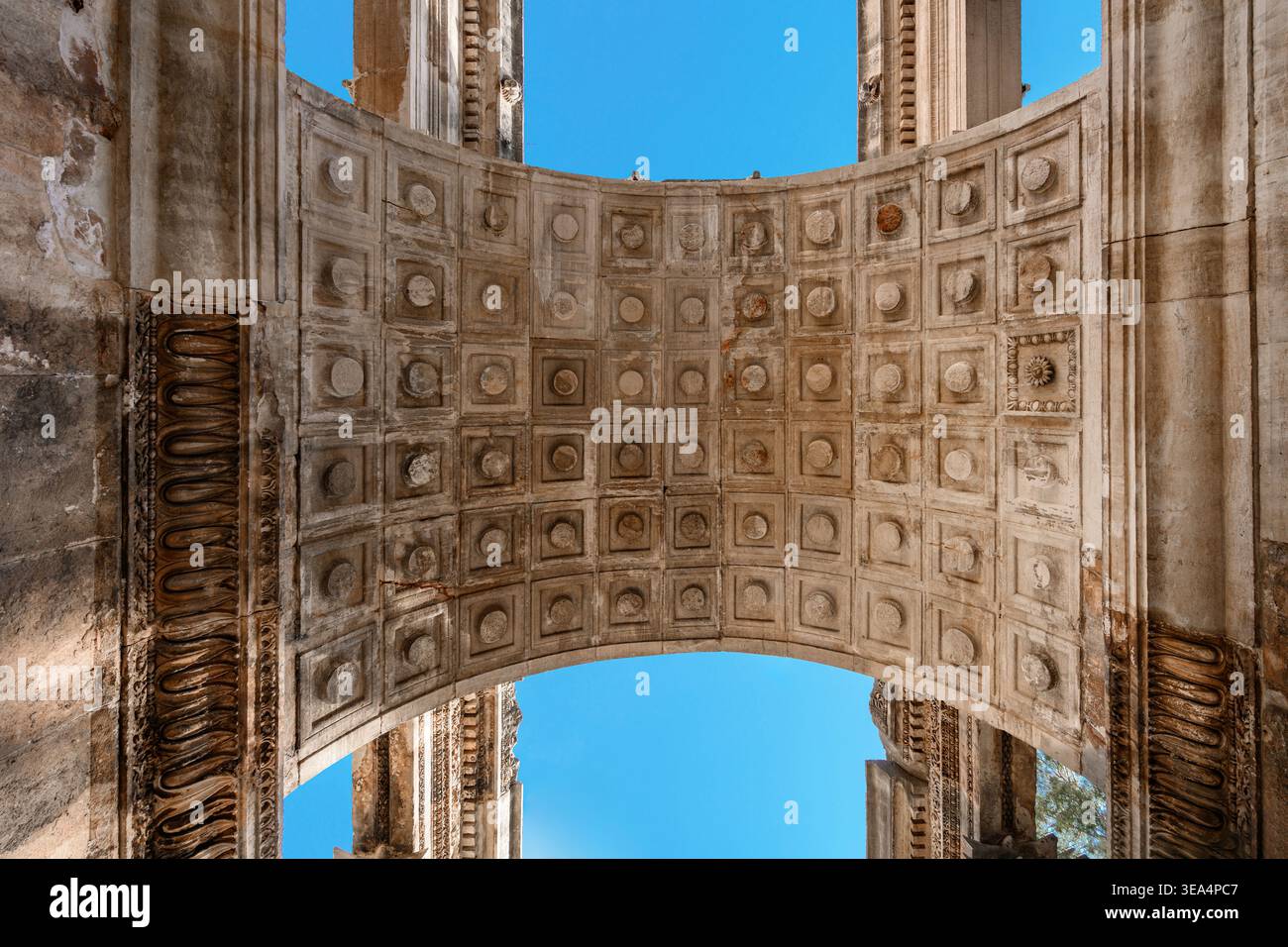 Il modello simmetrico del soffitto a cassettoni dell'antica struttura ad arco romano della porta di Adriano ad Antalya Foto Stock