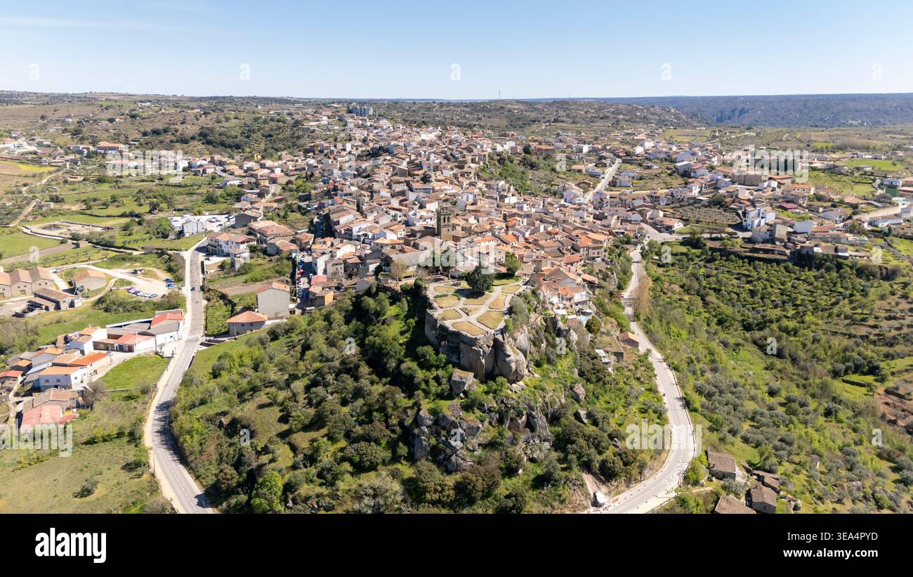 Vista aerea che mostra la città di fermoselle e il paesaggio di zamora, castilla y leon, spagna Foto Stock