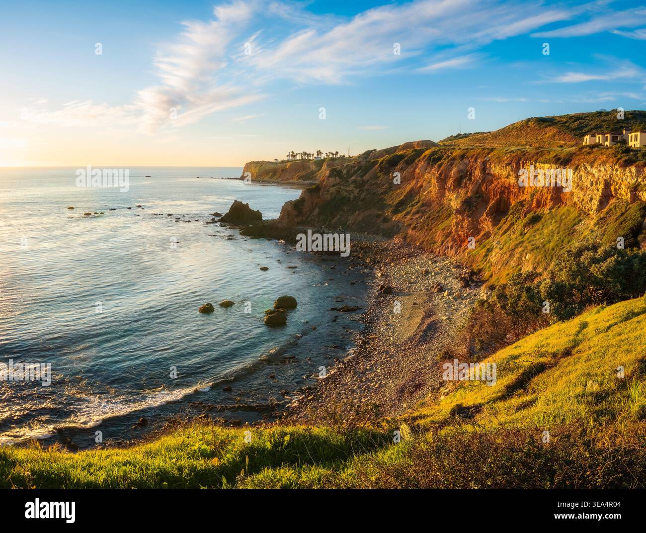Ore d'oro sulle scogliere costiere e vista sull'oceano a Pelican Cove a Rancho Palos Verdes, California. Foto Stock