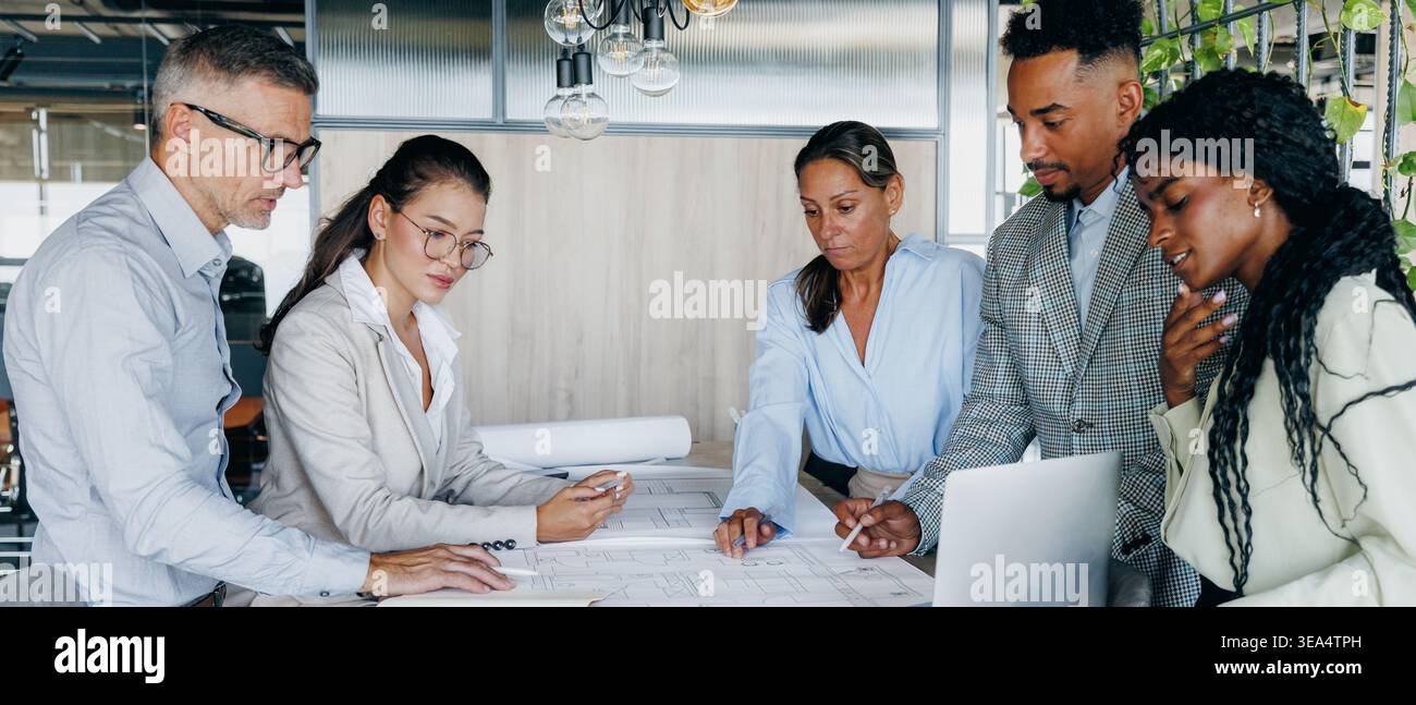 Sessione di pianificazione del team interfunzionale con un consulente Foto Stock