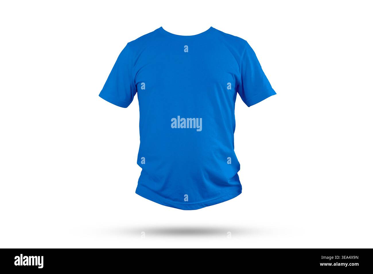 Mockup di T-shirt blu per la visione frontale sospeso su uno sfondo grigio chiaro con un'ombra morbida, adatto per anteprime di branding, stampe e promozioni sull'abbigliamento Foto Stock
